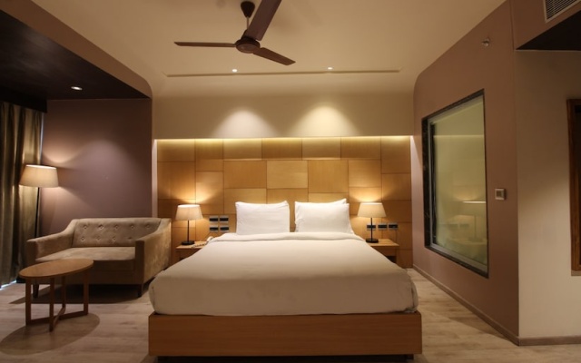 Hotel Charan Plaza