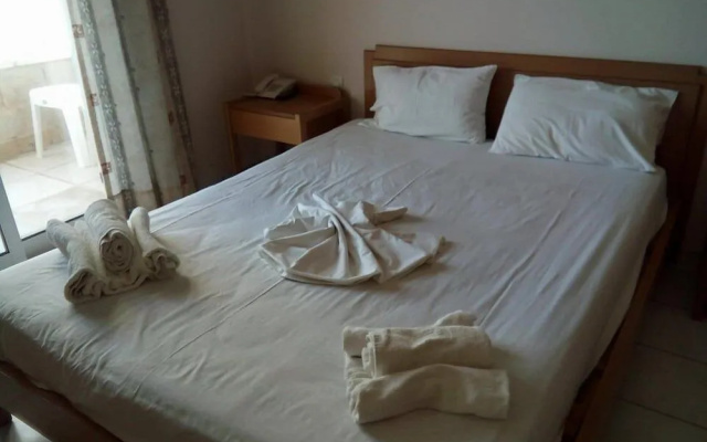 Chrisanna Apartments & Studios
