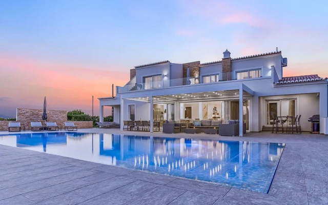 Goldeneye Luxury 6 Bedroom Villa With Infinity P