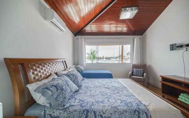 Casa Moderna com Quatro Suítes no Canal da Marina