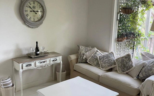Villa Provincial, Cypress Lakes Resort, Two Bedrooms both with Private Ensuites, 2 KING or 4 SINGLE BEDS, Sensational Views – Guest Rooms – Pokolbin