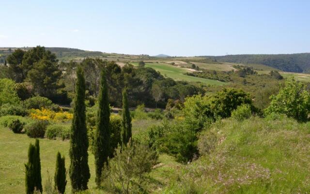 Lovely villa in Cesseras with private swimming pool