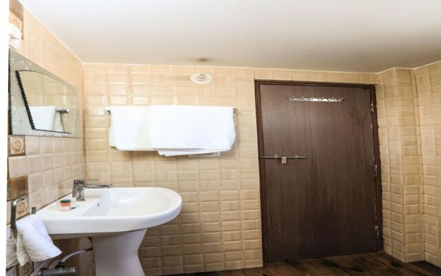 OYO 9760 Home Tej Vilas Near Celebration Mall