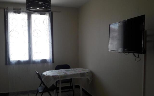 Studio Centre Auxerre + WIFI+ parking gratuit