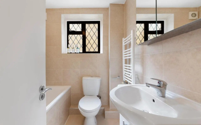 Peaceful Crouch Hill Flat by MoreThanStays