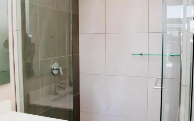 Minimalistic 1 Bed in Menlyn Maine