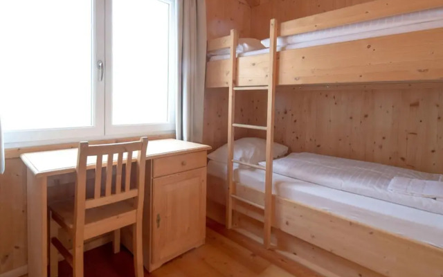 Lavish Chalet With Outdoor hot tub