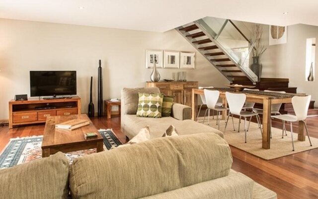 2/21-25 Fletcher Street - Casablanca at Bogarts