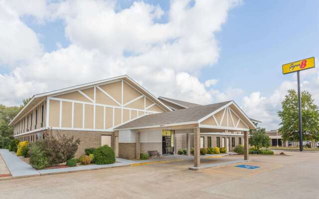 Super 8 by Wyndham Bentonville