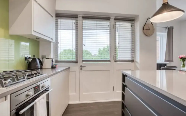 Lovely 2bed 2bath W/balcony in London Bridge, London