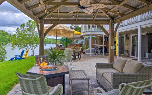 'paradise Lakehouse' in Hickory w/ Dock & Views!