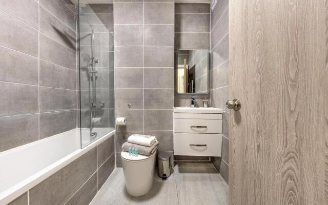 Ashview 2 - Heathrow - Thorpe Park - Free Parking