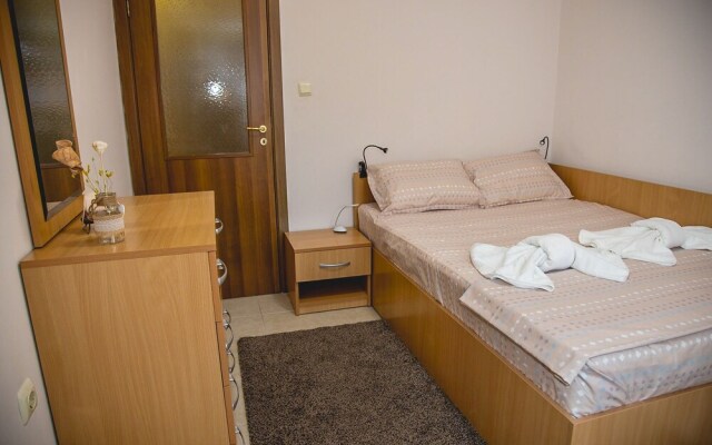 FM Deluxe 2-BDR Apartment with Parking