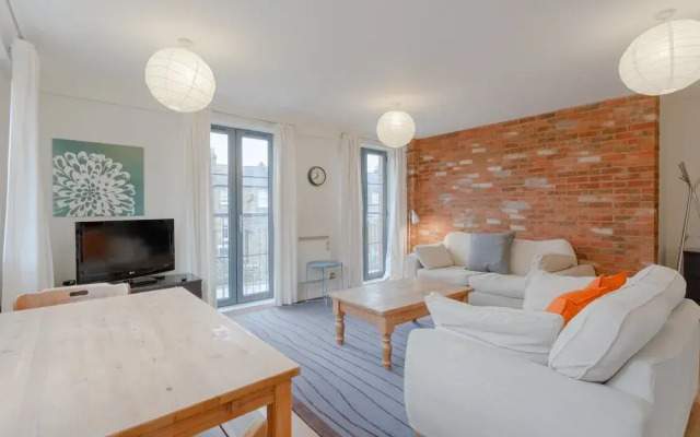 Spacious 2 Bedroom Stoke Newington Flat