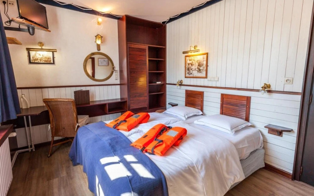 Boat Hotel De Barge