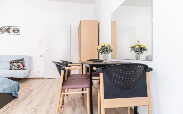 Budget Apartments Well connected to the Whole City