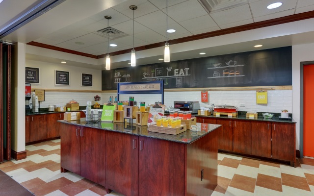 Hampton Inn & Suites Indianapolis-Airport