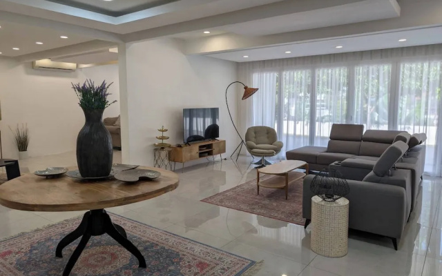 Luxury Tropical Bungalow in Damansara Golden Core – Lobby – Kuala Lumpur