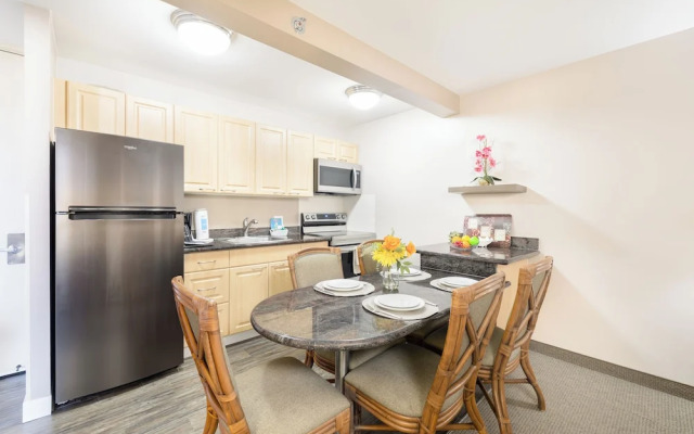 Waikiki Sunset Close to Beach with Parking