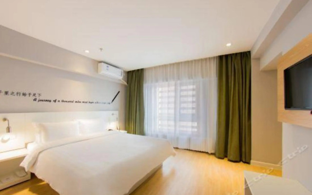 Ease Hotel (Shenyang University of Aeronautics and Astronautics Metro Station)