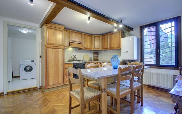 PANORAMIC 9 WINDOWS OVER GRANDCANAL, 3 bed, 2 bath