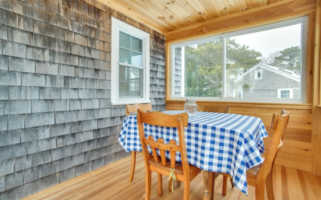 Walk to Beach: South Chatham Home