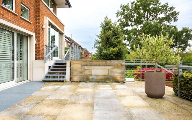 The East Finchley Retreat - 6BDR House with Swimming Pool, Garden, Parking, Pool Table Room