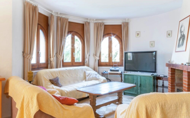 Appealing Holiday Home in Sant Pere Pescador With Garden - фото 4