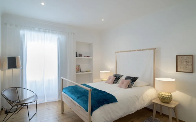 Spacious Bairro Alto Apartment + Courtyard, By TimeCooler