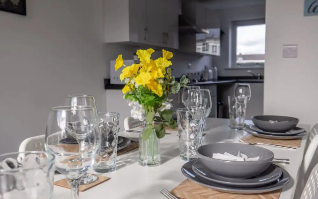 Modern 3 Bed House-free Parking