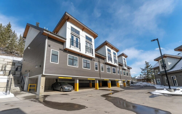 Skyridge 401 by Canmore Premier