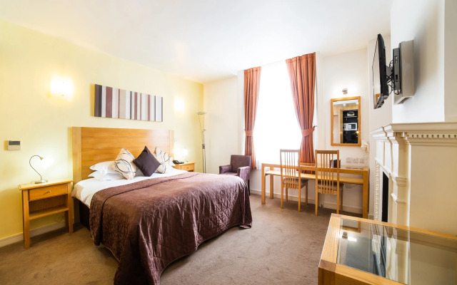 OYO The Cleveland Hotel