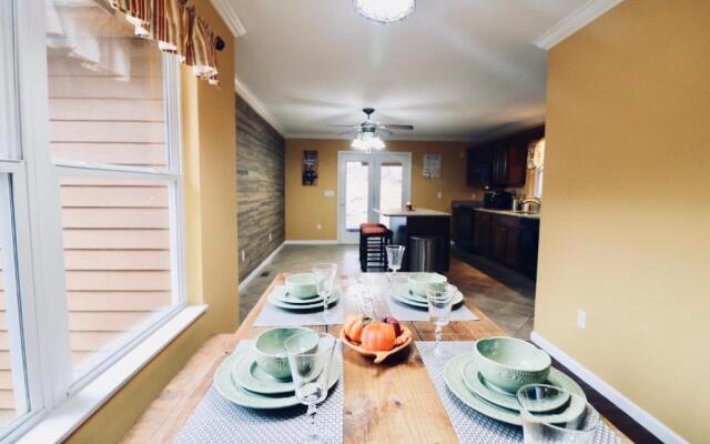 5Bedrooms*4KING BEDS*OUTSTANDING LOCATION*HotTub*