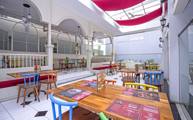Residences by RedDoorz near Rumah Mode