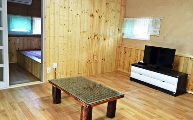 Hwacheon Mountain Water Smell the Smell of Ocher Pension