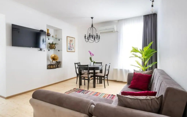 2 Bedroom Apartment Behind Opera House