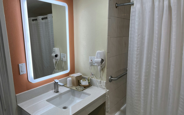 Rivera Inn & Suites Motel Pico Rivera