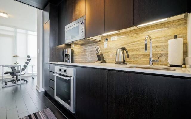 Hydewest - Capreol Luxury Furnished Penthouse Apartment