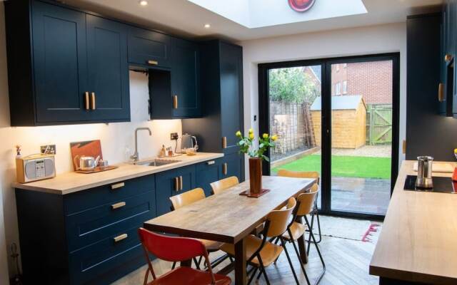 2 Bedroom West London Home With Excellent Connections