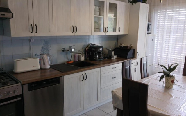 Crystal Apartement F