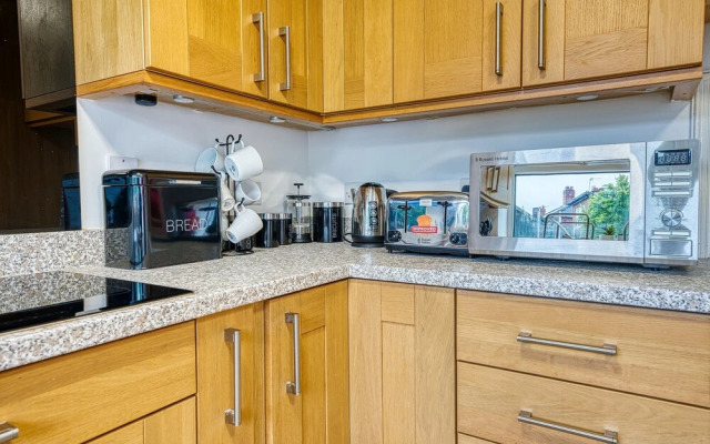 Modern 3 Bedroom 2 Bath Hse with Parking