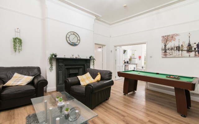 Modern Apartment With Private hot tub & Parking