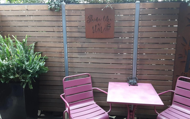 Adelphi Apartment 2- Poolside or Apartment 2A- King Studio