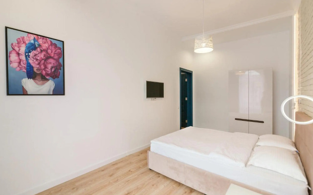 LEOGRAND Three Bedrooms VIP Apartment on Kniazia Romana 12