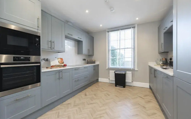 Elliot Oliver - Stunning 6 Bedroom Regency House With Parking