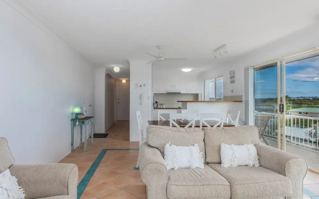 Marine Mirage - 2 Bedroom Apartment with Beachfront Vibes