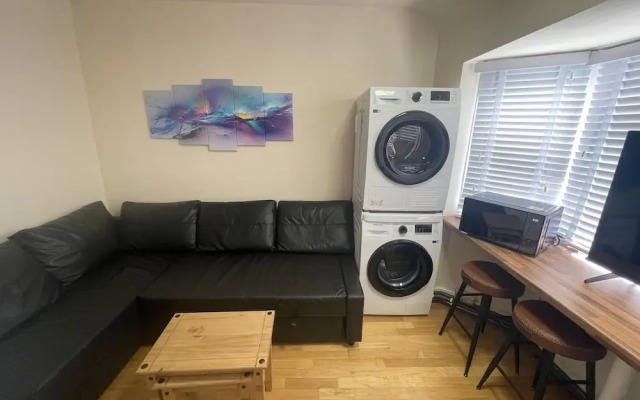 Cosy Heathrow Apartment With 2 Bedrooms