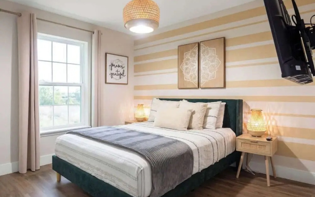 Beautiful 4BR Home w/ Modern Design