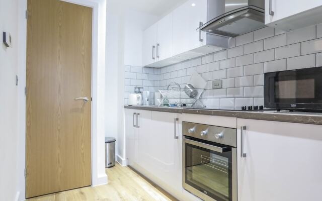 Tudors eSuites Canal Side Apartment