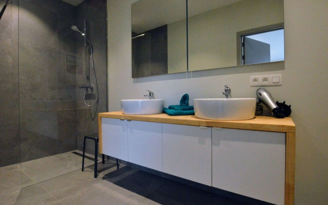 Mansion in Roesbrugge With Garden